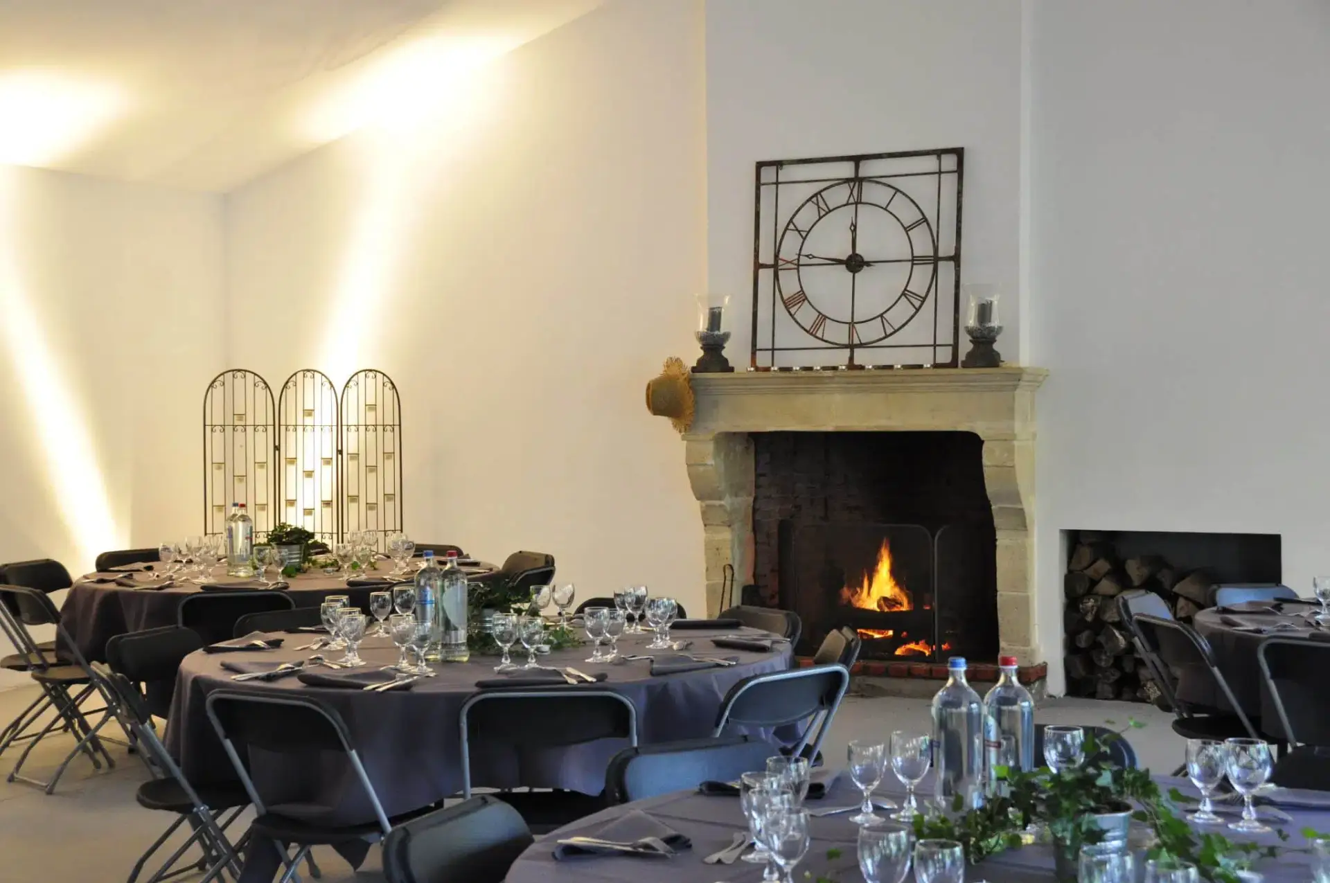 Diner-de-mariage-au-coin-du-feu-scaled